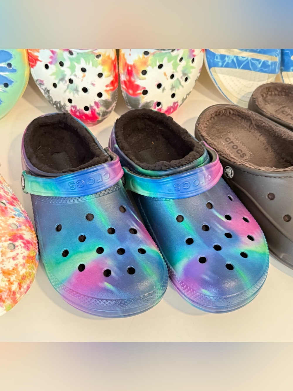 Crocs Slip On Fur Lined Shoe Lot Of Women’s Size 9 Tye Dye Colorful Pink Blue - Picture 4 of 11